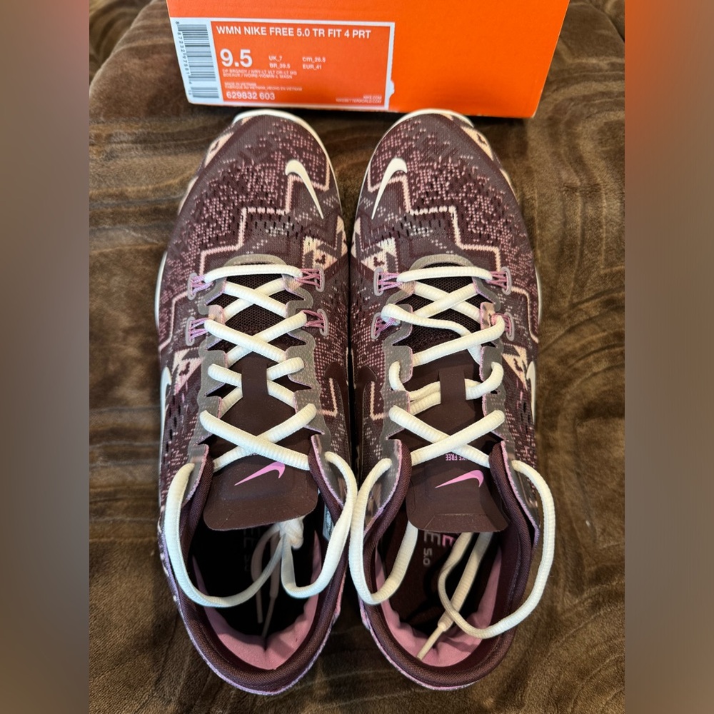 Nike Free 5.0 size 9.5. Aztec Print Burgandy Color never been worn